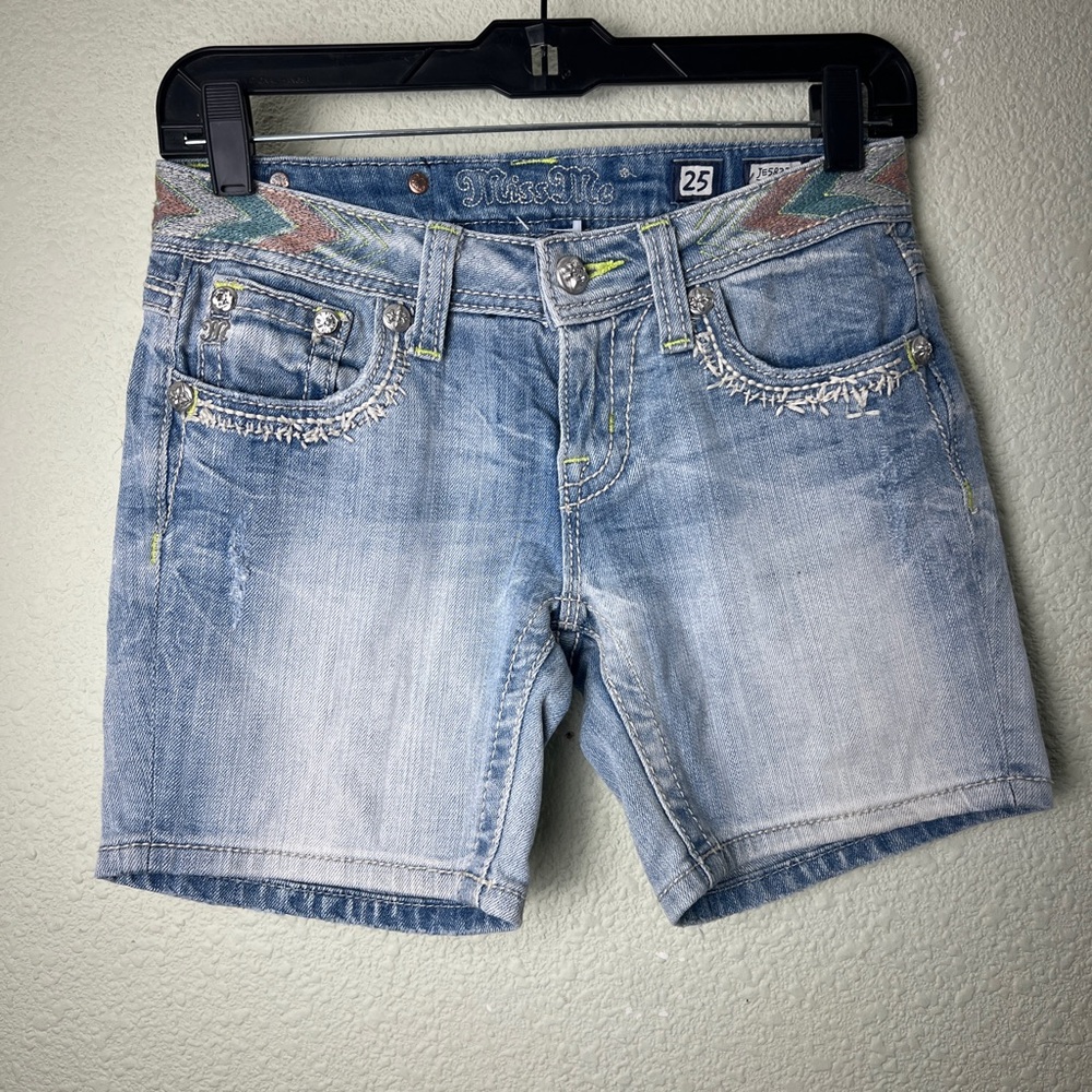 Miss Me Jeans Shorts Low Rise Arrow Embroidered Light Denim Mid  25